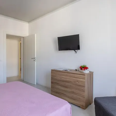 Domus Apartment *